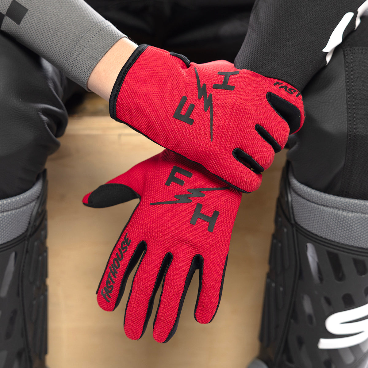 Youth Carbon Eternal Glove, Red - YXL