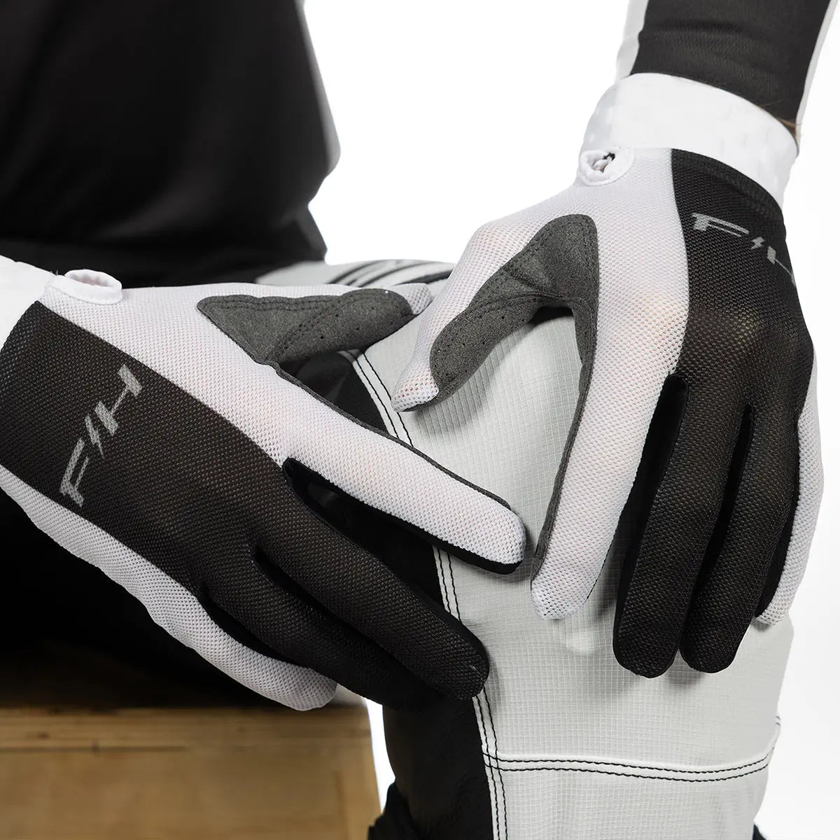 Vapor React Glove, White/Black